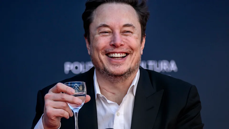 Musk กลายเป็นมหาเศรษฐีคนแรกที่มีมูลค่ามากกว่า 500 พันล้านดอลลาร์! เสียงสะท้อนของเครื่องยนต์สามตัวของ Tesla, SpaceX และ xAI